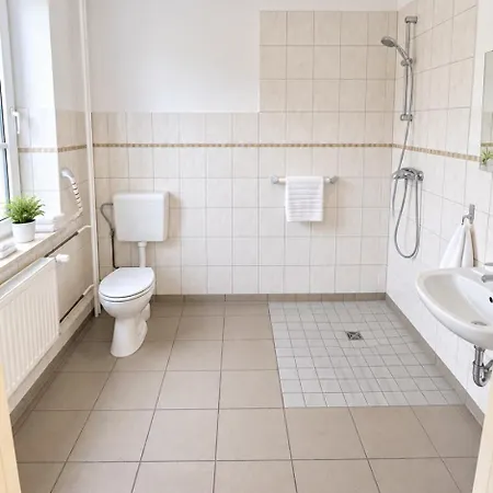 Apartment Nord Quartier - Helles Achtbettzimmer Mit Gemeinschaftsbad - E06